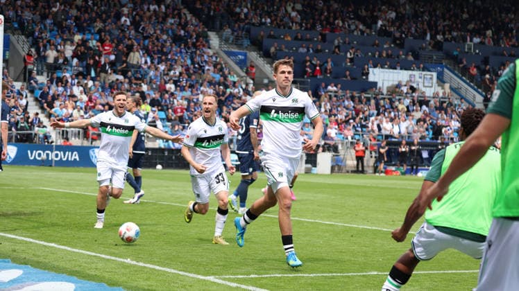 09 05 2026, xrekx, Fußball 2 Bundesliga, VfL Bochum Hannover 96 v l Torjubel nach dem Tor zum celebrating the goal celebrate 0 1 durch Maik Nawrocki Hannover 96 DFL DFB REGULATIONS PROHIBIT ANY USE OF PHOTOGRAPHS as IMAGE SEQUENCES and or QUASI VIDEO Bochum