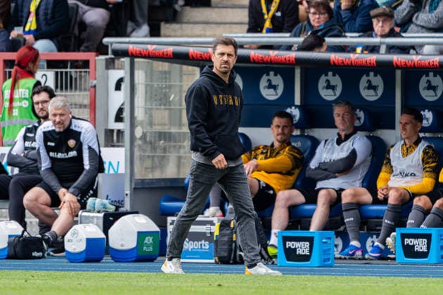 Braunschweig, Germany 09 May 2026 2 BL 2025 2026 Sp 33 Eintracht Braunschweig vs SG Dynamo Dresden In the picture coach Thomas Stamm Dresden, coach is thoughtful on the pitch DFL DFB regulations prohibit any use of photographs as image sequences and or quasi video Eintracht Stadion Niedersachsen Copyright: xFotostandx xKruczynskix