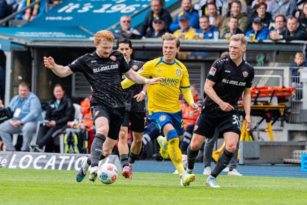 Braunschweig, Germany 09 May 2026 2 BL 2025 2026 Sp 33 Eintracht Braunschweig v SG Dynamo Dresden Pictured from left in duel Robert Wagner Dresden , Lino Tempelmann Eintracht and Jonas Sterner Dresden DFL DFB regulations prohibit any use of photographs as image sequences and or quasi video Eintracht Stadion Niedersachsen Copyright: xFotostandx xKruczynskix