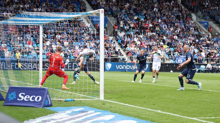 09 05 2026, xrekx, Soccer 2 Bundesliga, VfL Bochum Hannover 96 v l header to 0 1 by Maik Nawrocki Hannover 96 Timo Horn VfL Bochum DFL DFB REGULATIONS PROHIBIT ANY USE OF PHOTOGRAPHS as IMAGE SEQUENCES and or QUASI VIDEO Bochum