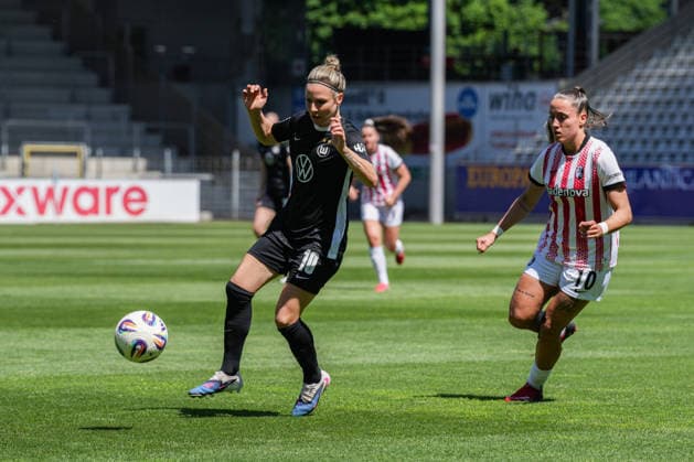 Google Pixel Womens Bundesliga SC Freiburg vs VfL Wolfsburg, 09 05 2026 duel between Svenja Huth VfL Wolfsburg, 10 and Selina Vobian SC Freiburg, 10 Google Pixel Womens Bundesliga SC Freiburg vs VfL Wolfsburg, Dreisamstadion, 09 05 2026 DFB DFL REGULATIONS PROHIBIT ANY USE OF PHOTOGRAPHS AS IMAGE SEQUENCES AND OR QUASI VIDEO Copyright: xBEAUTIFULxSPORTS Boscox