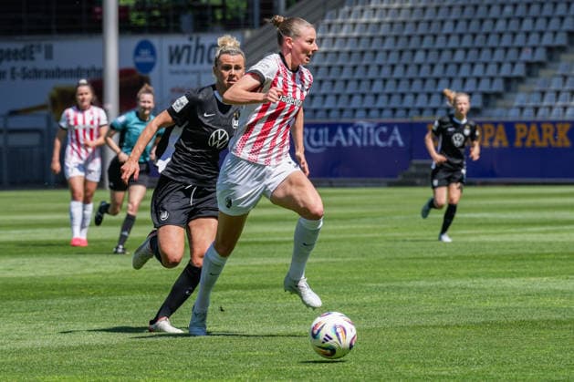 Google Pixel Womens Bundesliga SC Freiburg vs VfL Wolfsburg, 09 05 2026 duel between Julia Stierli SC Freiburg, 5 and Lineth Beerensteyn VfL Wolfsburg, 9 Google Pixel Womens Bundesliga SC Freiburg vs VfL Wolfsburg, Dreisamstadion, 09 05 2026 DFB DFL REGULATIONS PROHIBIT ANY USE OF PHOTOGRAPHS AS IMAGE SEQUENCES AND OR QUASI VIDEO Copyright: xBEAUTIFULxSPORTS Boscox