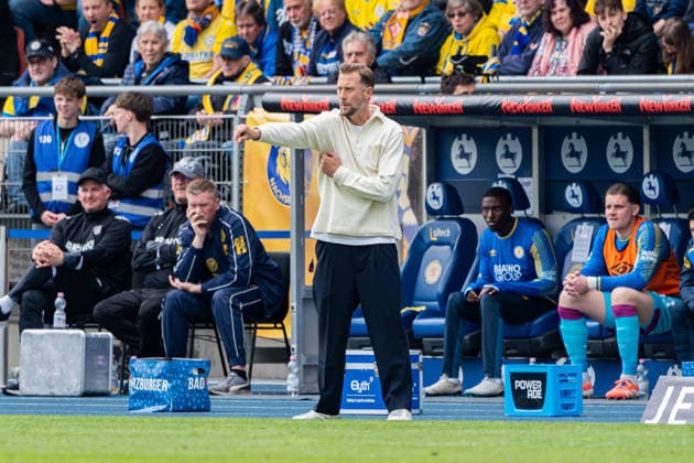 Braunschweig, Germany 09 May 2026 2 BL 2025 2026 Sp 33 Eintracht Braunschweig vs SG Dynamo Dresden In picture coach Lars Kornetka Eintracht gesticulates on the pitch DFL DFB regulations prohibit any use of photographs as image sequences and or quasi video Eintracht Stadion Niedersachsen Copyright: xFotostandx xKruczynskix