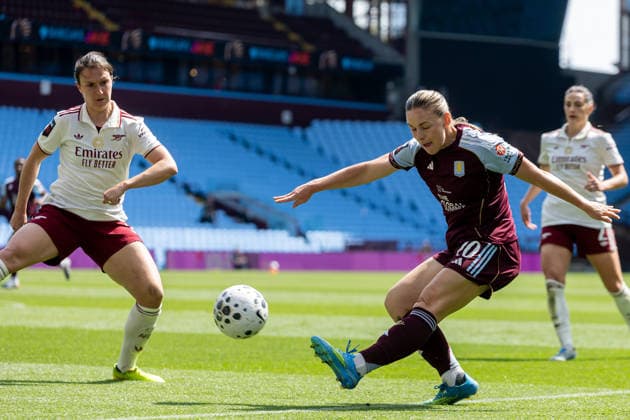 Aston Villa Women v Arsenal Women FC, Women s Super League Aston Villa Women midfielder Kirsty Hanson (20) crosses the ball during the Women s Super League match between Aston Villa Women and Arsenal Women FC at Villa Park, Birmingham, UK on 9 May 2026. Birmingham Villa Park West Midlands UK Editorial use only DataCo restrictions apply See www.football-dataco.com , Copyright: xManjitxNarotrax PSI-24225-0021