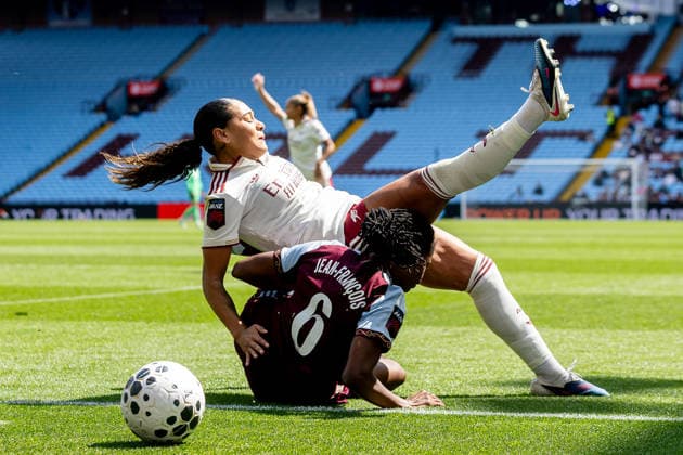 Aston Villa Women v Arsenal Women FC, Women s Super League Aston Villa Women midfielder Oriane Jean-Francois (6) up-ends Arsenal Women forward Olivia Smith (15) during the Women s Super League match between Aston Villa Women and Arsenal Women FC at Villa Park, Birmingham, UK on 9 May 2026. Birmingham Villa Park West Midlands UK Editorial use only DataCo restrictions apply See www.football-dataco.com , Copyright: xManjitxNarotrax PSI-24225-0022