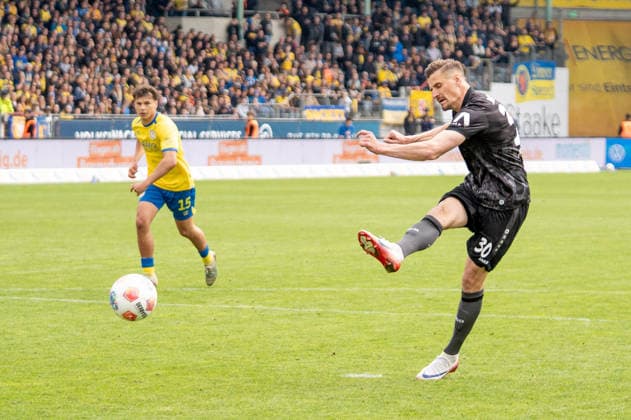 Germany Soccer, 2 Bundesliga, Matchday 33 2025 26, Eintracht Braunschweig Dynamo Dresden on 09 05 in Braunschweig, Eintracht Stadion missed penalty by Stefan Kutschke Dynamo Dresden 30 , Ron Thorben Hoffmann Eintracht Braunschweig 1 saved Copyright: xSvenxHeidmannx