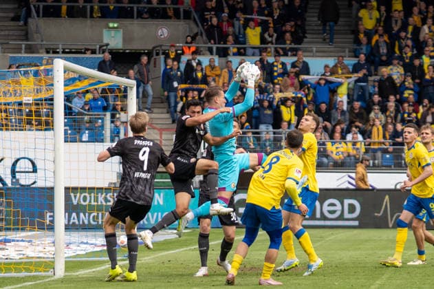 Germany Soccer, 2 Bundesliga, 33 Matchday 2025 26, Eintracht Braunschweig Dynamo Dresden on 09 05 in Braunschweig, Eintracht Stadion Ron Thorben Hoffmann Eintracht Braunschweig 1 Copyright: xSvenxHeidmannx