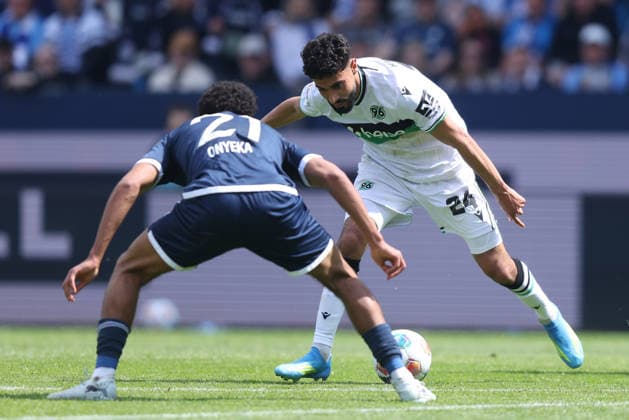 Soccer 2 Bundesliga 33 Matchday VfL Bochum Hannover 96 on 09 05 2026 at Vonovia Ruhrstadion in Bochum Francis Onyeka Bochum , front Elias Saad Hannover , back DFL regulations prohibit any use of photographs as image sequences and or quasi video xJRx