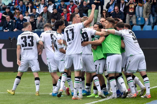 The team of Hannover Jubel Freude Emotion Torjubel Torschuetze Torschütze Maik Nawrocki Hannover 6 09 05 2026 ¢ Fußball ¢ VfL Bochum vs Hannover 96, Vonovia Ruhrstadion, Bochum, DFB DFL REGULATIONS PROHIBIT ANY USE OF PHOTOGRAPHS AS IMAGE SEQUENCES AND OR QUASI VIDEO Copyright: xpepphotox xHorstxMauelshagenx pep00321, pep_20260509_hm_354933