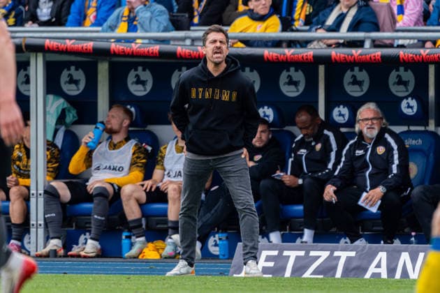 Braunschweig, Germany 09 May 2026 2 BL 2025 2026 Sp 33 Eintracht Braunschweig vs SG Dynamo Dresden In the picture coach Thomas Stamm Dresden, coach is annoying on the pitch DFL DFB regulations prohibit any use of photographs as image sequences and or quasi video Eintracht Stadion Niedersachsen Copyright: xFotostandx xKruczynskix
