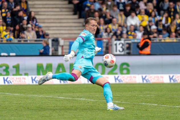 Germany Soccer, 2 Bundesliga, 33 Matchday 2025 26, Eintracht Braunschweig Dynamo Dresden on 09 05 in Braunschweig, Eintracht Stadion Ron Thorben Hoffmann Eintracht Braunschweig 1 on the ball Copyright: xSvenxHeidmannx