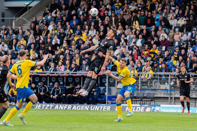 Braunschweig, Germany 09 May 2026 2 BL 2025 2026 Sp 33 Eintracht Braunschweig vs SG Dynamo Dresden In the picture from left in a duel Stefan Kutschke Dresden and Kevin Ehlers Eintracht DFL DFB regulations prohibit any use of photographs as image sequences and or quasi video Eintracht Stadion Niedersachsen Copyright: xFotostandx xKruczynskix