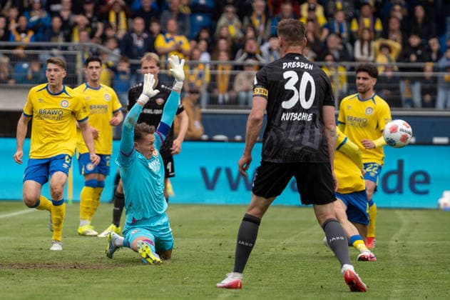 Germany Soccer, 2 Bundesliga, Matchday 33 2025 26, Eintracht Braunschweig Dynamo Dresden on 09 05 in Braunschweig, Eintracht Stadion Ron Thorben Hoffmann Eintracht Braunschweig 1 wehr ab Copyright: xSvenxHeidmannx