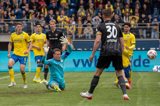 Germany Soccer, 2 Bundesliga, Matchday 33 2025 26, Eintracht Braunschweig Dynamo Dresden on 09 05 in Braunschweig, Eintracht Stadion Ron Thorben Hoffmann Eintracht Braunschweig 1 wehr ab Copyright: xSvenxHeidmannx