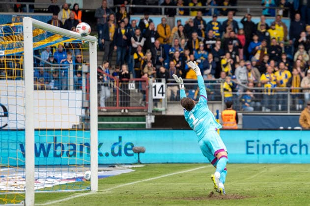 Germany Soccer, 2 Bundesliga, Matchday 33 2025 26, Eintracht Braunschweig Dynamo Dresden on 09 05 in Braunschweig, Eintracht Stadion Shot on target Tony Menzel Dynamo Dresden 24 Ron Thorben Hoffmann Eintracht Braunschweig 1 Copyright: xSvenxHeidmannx