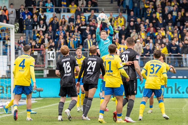 Germany Soccer, 2 Bundesliga, Matchday 33 2025 26, Eintracht Braunschweig Dynamo Dresden on 09 05 in Braunschweig, Eintracht Stadion Ron Thorben Hoffmann Eintracht Braunschweig 1 intercepts the last ball Copyright: xSvenxHeidmannx