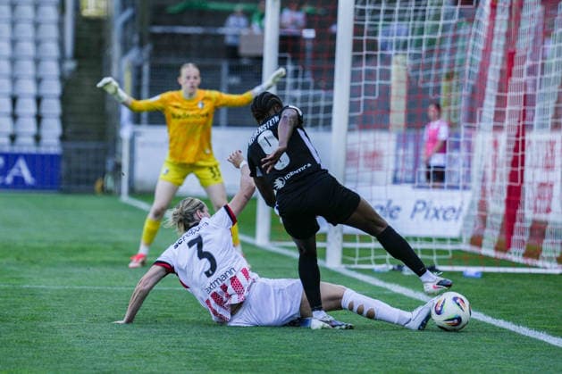 Google Pixel Womens Bundesliga SC Freiburg vs VfL Wolfsburg, 09 05 2026 Alina Axtmann SC Freiburg, 3 with a straddle against Lineth Beerensteyn VfL Wolfsburg, 9 Google Pixel Womens Bundesliga SC Freiburg vs VfL Wolfsburg, Dreisamstadion, 09 05 2026 DFB DFL REGULATIONS PROHIBIT ANY USE OF PHOTOGRAPHS AS IMAGE SEQUENCES AND OR QUASI VIDEO Copyright: xBEAUTIFULxSPORTS Boscox