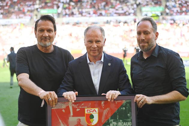 Verabschiedung Stefan REUTER. re:Michael STROELL (Geschaeftsfuehrer FC Augsburg) li; Markus KRAPF (Praesident). Fussball 1. Bundesliga Saison 2025 2026, 33.Spieltag, Spieltag33 FC Augsburg - Borussia Moenchengladbach am 09.05.2026 , WWK A R E N A. *** Farewell Stefan REUTER r Michael STROELL Managing Director FC Augsburg l Markus KRAPF President Football 1 Bundesliga Season 2025 2026, 33 Matchday, Matchday33 FC Augsburg Borussia Moenchengladbach on 09 05 2026 , WWK A R E N A