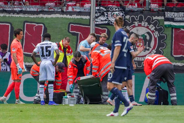 Germany Soccer 2 Bundesliga 2025 2026, Matchday 33 VfL Bochum vs Hannover 96 Vonovia Ruhrstadion Bochum Injury to player Mats Pannewig VfL Bochum, 24 Bochum Copyright: xAymanxAlahmedx