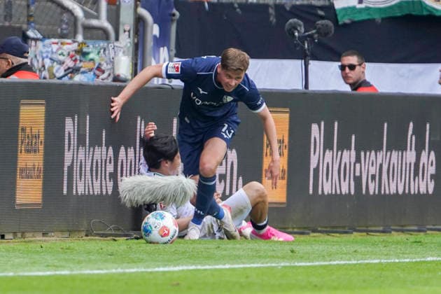 Deutschland: Fussball 2.Bundesliga 2025 2026, 33. Spieltag - VfL Bochum vs Hannover 96 - Vonovia Ruhrstadion (Bochum): Daisuke Yokota (Hannover 96, 18) Oliver Olsen (VfL Bochum, 13) Bochum *** Germany Soccer 2 Bundesliga 2025 2026, 33 Matchday VfL Bochum vs Hannover 96 Vonovia Ruhrstadion Bochum Daisuke Yokota Hannover 96, 18 Oliver Olsen VfL Bochum, 13 Bochum Copyright: xAymanxAlahmedx