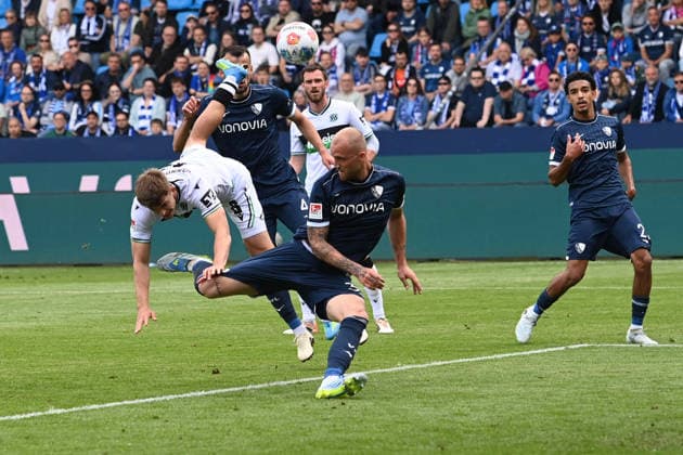 Maik NAWROCKI Hannover 96 and Philipp HOFMANN BO header duel, action, duel, Football 2 Bundesliga, Matchday 33, VfL Bochum BO Hannover 96 1 1 on 09 05 2026 at Vonovia Ruhrstadion Bochum Germany DFL regulations prohibit any use of photographs as image sequences and or quasi video Â