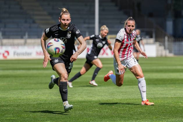 Google Pixel Womens Bundesliga SC Freiburg vs VfL Wolfsburg, 09 05 2026 Sarai Linder VfL Wolfsburg, 39 in duel with Lisa Karl SC Freiburg, 2 Google Pixel Womens Bundesliga SC Freiburg vs VfL Wolfsburg, Dreisamstadion, 09 05 2026 DFB DFL REGULATIONS PROHIBIT ANY USE OF PHOTOGRAPHS AS IMAGE SEQUENCES AND OR QUASI VIDEO Copyright: xBEAUTIFULxSPORTS Boscox