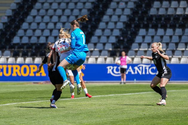 Google Pixel Womens Bundesliga SC Freiburg vs VfL Wolfsburg, 09 05 2026 Duel between Sophie Nachtigall SC Freiburg, 27 and Stina Johannes VfL Wolfsburg, 1 Google Pixel Womens Bundesliga SC Freiburg vs VfL Wolfsburg, Dreisamstadion, 09 05 2026 DFB DFL REGULATIONS PROHIBIT ANY USE OF PHOTOGRAPHS AS IMAGE SEQUENCES AND OR QUASI VIDEO Copyright: xBEAUTIFULxSPORTS Boscox