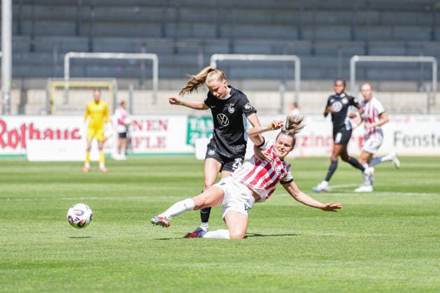 Google Pixel Womens Bundesliga SC Freiburg vs VfL Wolfsburg, 09 05 2026 duel between Vivien Endemann VfL Wolfsburg, 25 and Greta Stegemann SC Freiburg, 16 Google Pixel Womens Bundesliga SC Freiburg vs VfL Wolfsburg, Dreisamstadion, 09 05 2026 DFB DFL REGULATIONS PROHIBIT ANY USE OF PHOTOGRAPHS AS IMAGE SEQUENCES AND OR QUASI VIDEO Copyright: xBEAUTIFULxSPORTS Boscox