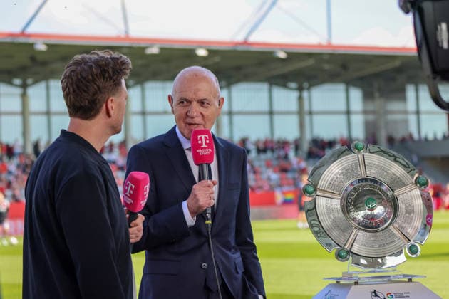 München, Deutschland: 09. Mai 2026 - 1. Frauen Bundesliga - 25. Spieltag - FC Bayern München vs. Eintracht Frankfurt Im Bild: v.li. der Zweite DFB Präsident Bernd Neuendorf mit der Fußballmeisterschale der Frauen in der Saison 25 26 *** Munich, Germany 09 May 2026 1 Womens Bundesliga 25 Matchday FC Bayern Munich vs Eintracht Frankfurt In the picture from left the second DFB President Bernd Neuendorf with the womens soccer championship trophy in the season 25 26 Copyright: HMBxMedia MadeleinexFantini