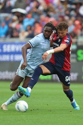 May 9, 2026, Cagliari: Cagliari™s Sebastiano Esposito (R) and Udinese™s Kingsley Ehizibue (L) in action during Italian Serie A soccer match Cagliari calcio vs Udinese Calcio at the Unipol Domus in Cagliari, Italy, 9 may 2026.ANSA FABIO MURRU Soccer; Serie A:Cagliari Vs Udinese  - ZUMAa110 20260509_zaf_a110_023 Copyright: xFabioxMurrux