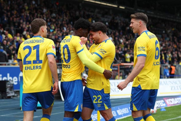 Braunschweig vs Dresden, 2 BL Braunschweig, 09 05 2026, Football, Men, 2 BL, Season 2025 2026, Eintracht Braunschweig vs FC Dynamo Dresden Faride Alidou Eintracht Braunschweig cheers with teammates after his goal for 2 0 DFL DFB REGULATIONS PROHIBIT ANY USE OF PHOTOGRAPHS as IMAGE SEQUENCES and or QUASI VIDEO Stadion an der Hamburger Straße Niedersachsen Germany