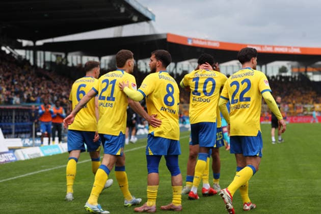 Braunschweig vs Dresden, 2 BL Braunschweig, 09 05 2026, Football, Men, 2 BL, Season 2025 2026, Eintracht Braunschweig vs FC Dynamo Dresden Faride Alidou Eintracht Braunschweig cheers with teammates after his goal for 2 0 DFL DFB REGULATIONS PROHIBIT ANY USE OF PHOTOGRAPHS as IMAGE SEQUENCES and or QUASI VIDEO Stadion an der Hamburger Straße Niedersachsen Germany