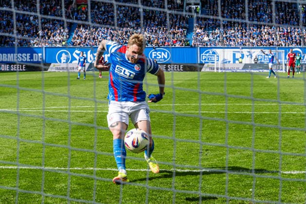Rostock, Deutschland 09. Mai 2026: 3. Liga - 2025 2026 - Sp. 37 - FC Hansa Rostock gegen VfB Stuttgart II Im Bild: Andreas Voglsammer (Hansa Rostock) macht das Tor zum zum 5:3 DFB regulations prohibit any use of photographs as image sequences and or quasi-video. *** Rostock, Germany 09 May 2026 3 Liga 2025 2026 Sp 37 FC Hansa Rostock vs VfB Stuttgart II In the picture Andreas Voglsammer Hansa Rostock scores the goal for the 5 3 DFB regulations prohibit any use of photographs as image sequences and or quasi video Copyright: xFotostandx xVoelkerx