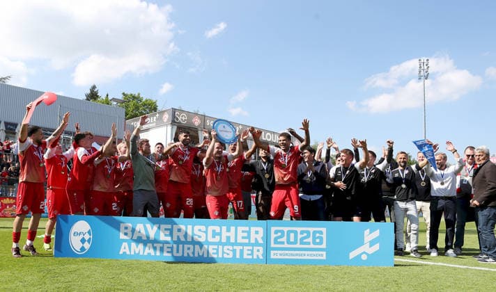 09.05.2026, xfsx, Herren, Fussball, Saison 2025 2026, Regionalliga Bayern, 33. Spieltag: FC Wuerzburger Kickers - SpVgg Unterhaching v.li.: Spieler des FC Wuerzburger Kickers bejubeln die Amateurmeisterschaft der Regionalliga Bayern Wuerzburg AKON ARENA Bayern Deutschland *** 09 05 2026, xfsx, Men, Football, Season 2025 2026, Regionalliga Bayern, 33 Matchday FC Wuerzburger Kickers SpVgg Unterhaching v li FC Wuerzburger Kickers players celebrate the amateur championship of the Regionalliga Bayern Wuerzburg AKON ARENA Bayern Germany