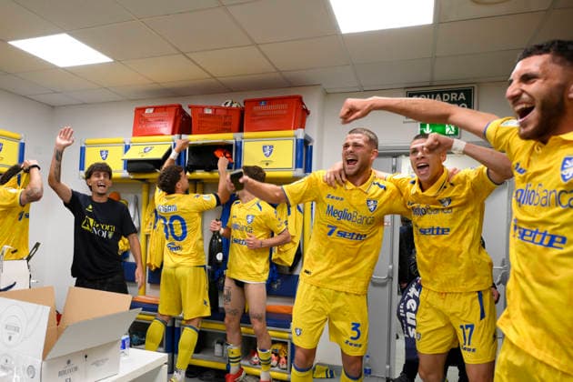 Frosinone players celebrate their promotion to Serie A in the locker room during the Serie BKT soccer match between Frosinone and Mantova at the Frosinone™s Benito Stirpe stadium, Italy - Friday, May 08, 2026 - Soccer ( Photo by Fabrizio Corradetti LaPresse )  Copyright: xFabrizioxCorradetti LaPressex
