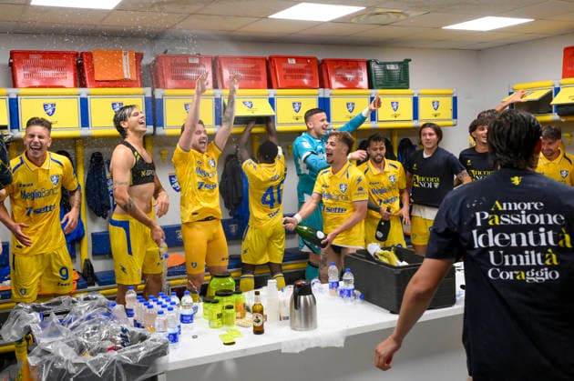 Frosinone players celebrate their promotion to Serie A in the locker room during the Serie BKT soccer match between Frosinone and Mantova at the Frosinone™s Benito Stirpe stadium, Italy - Friday, May 08, 2026 - Soccer ( Photo by Fabrizio Corradetti LaPresse )  Copyright: xFabrizioxCorradetti LaPressex