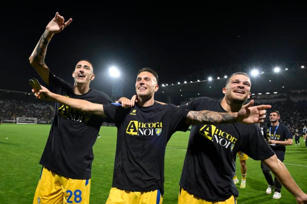 Frosinone players celebrate at the end of the match during the Serie BKT soccer match between Frosinone and Mantova at the Frosinone™s Benito Stirpe stadium, Italy - Friday, May 08, 2026 - Soccer ( Photo by Fabrizio Corradetti LaPresse )  Copyright: xFabrizioxCorradetti LaPressex