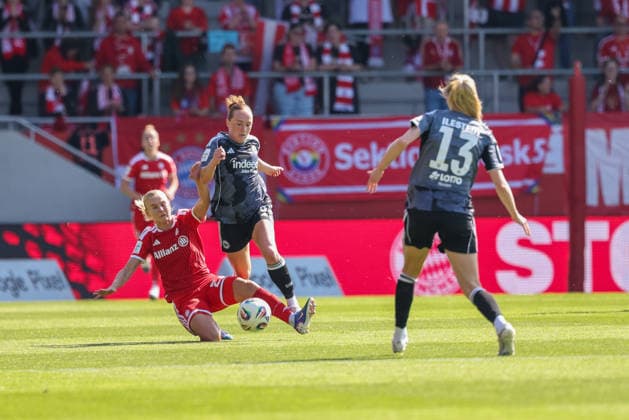 duel Lisanne Graewe Eintracht Frankfurt, 08 with Pernille Harder FC Bayern Muenchen, 21 , GER, FC Bayern Muenchen vs Eintracht Frankfurt, Football, Google Pixel Womens Bundesliga, 25 Matchday, Season 2025 2026, 09 05 2026, DFL DFB REGULATIONS PROHIBIT ANY USE OF PHOTOGRAPHS as IMAGE SEQUENCES and or QUASI VIDEO, GER, FC Bayern Muenchen vs Eintracht Frankfurt, Football, Google Pixel Frauen Bundesliga, 25 Spieltag, Saison 2025 2026, 09 05 2026 Muenchen Copyright: xEibner-Pressefoto JennixMaulx EP_JML