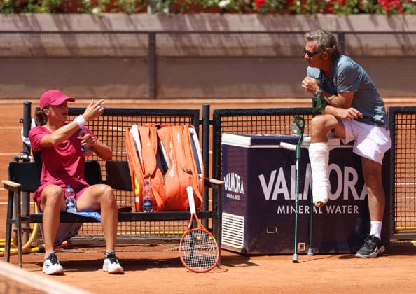 May 9, 2026, Rome, Lazio, Italy: IGA SWIATEK of Poland and her coach FRANCISCO ROIG of Spain during practise session on tennis tournament WTA, Tennis Damen 1000 Internazionali BNL DÃ¢â‚¬â ¢Italia, Rome, Italy. Rome Italy - ZUMAc278 20260509_zsp_c278_033 Copyright: xMarcinxCholewinskix