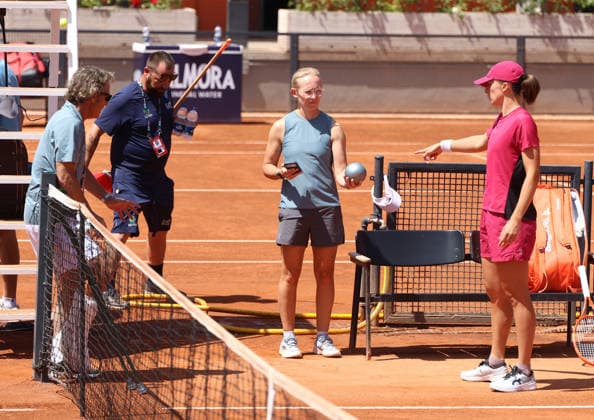 May 9, 2026, Rome, Lazio, Italy: IGA SWIATEK of Poland, psychologist DARIA ABRAMOWICZ, and coach FRANCISCO ROIG of Spain during practise session on tennis tournament WTA, Tennis Damen 1000 Internazionali BNL DÃ¢â‚¬â ¢Italia, Rome, Italy. Rome Italy - ZUMAc278 20260509_zsp_c278_034 Copyright: xMarcinxCholewinskix