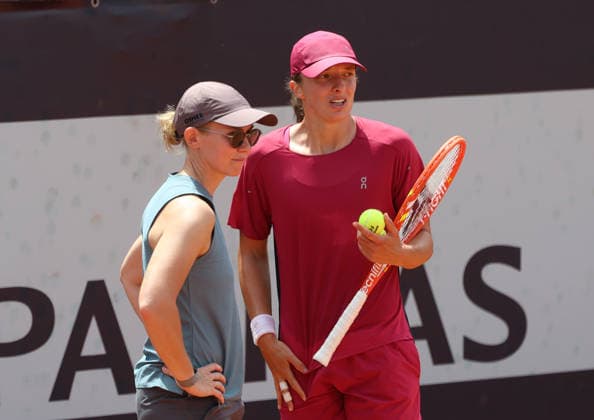 May 9, 2026, Rome, Lazio, Italy: IGA SWIATEK and her psychologist DARIA ABRAMOWICZ both of Poland during practise session on tennis tournament WTA, Tennis Damen 1000 Internazionali BNL DÃ¢â‚¬â ¢Italia, Rome, Italy. Tennis, Internazionali BNL DÃ¢â‚¬â ¢Italia 2026 - Iga Swiatek, Daria Abramowicz  - ZUMAc278 20260509_zsp_c278_032 Copyright: xMarcinxCholewinskix