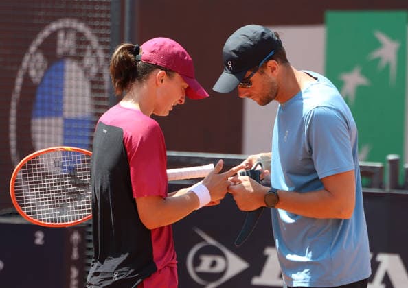 May 9, 2026, Rome, Lazio, Italy: IGA SWIATEK and physiotherapist MACIEJ RYSZCZUK both of Poland during practise session on tennis tournament WTA, Tennis Damen 1000 Internazionali BNL DÃ¢â‚¬â ¢Italia, Rome, Italy. Tennis, Internazionali BNL DÃ¢â‚¬â ¢Italia 2026 - Iga Swiatek, Maciej Ryszczuk  - ZUMAc278 20260509_zsp_c278_036 Copyright: xMarcinxCholewinskix