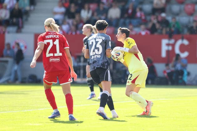 Lina Altenburg Eintracht Frankfurt, 12 catches ball with Pernille Harder FC Bayern Muenchen, 21 and Sara Doorsoun Eintracht Frankfurt, 23 , GER, FC Bayern Muenchen vs Eintracht Frankfurt, Football, Google Pixel Womens Bundesliga, 25 Matchday, Season 2025 2026, 09 05 2026, DFL DFB REGULATIONS PROHIBIT ANY USE OF PHOTOGRAPHS as IMAGE SEQUENCES and or QUASI VIDEO, GER, FC Bayern Muenchen vs Eintracht Frankfurt, Football, Google Pixel Womens Bundesliga, 25 Matchday, Season 2025 2026, 09 05 2026 Muenchen Copyright: xEibner-Pressefoto JennixMaulx EP_JML
