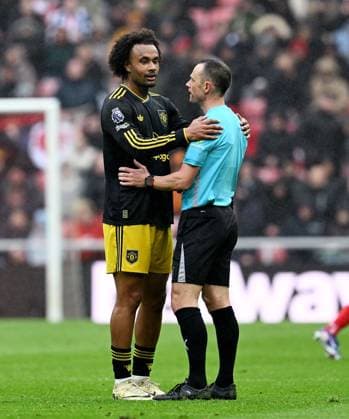 Joshua Zirkzee of Manchester United, ManU and referee Stuart Attwell Sunderland v Manchester United, Premier League, Football, Stadium of Light, Sunderland , UK - 09 May 2026Sunderland Stadium of Light United Kingdom EDITORIAL USE ONLY No use with unauthorised audio, video, data, fixture lists, club league logos or live services. Online in-match use limited to 120 images, no video emulation. No use in betting, games or single club league player publications. Copyright: xAnnaxGowthorpe Shutterstockx 16861687m