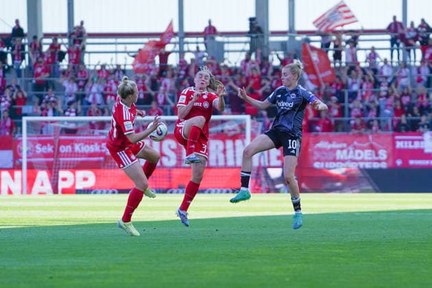 Carolin Simon 30 FC Bayern , Georgia Stanway 31 FC Bayern and Laura Freigang 10 Frankfurt in action at the Google Pixel Womens Bundesliga match FC Bayern Munich Eintracht Frankfurt on 09 05 2026 Munich FC Bayern Campus Germany Germany Germany