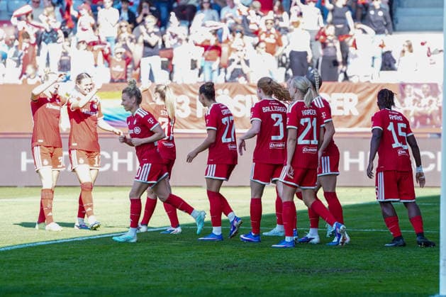 Carolin Simon 30 FC Bayern , Klara Bühl 17 FC Bayern , Linda Dallmann 10 FC Bayern , Georgia Stanway 31 FC Bayern , Arianna Caruso 27 Bayern , Stine Ballisager 3 Bayern , Pernille Harder 21 Bayern , Giulia Gwinn 7 FC Bayern celebrate the 2-0 goal during the Google Pixel Womens Bundesliga match FC Bayern Munich Eintracht Frankfurt on 09 05 2026 Munich FC Bayern Campus Germany Germany Germany