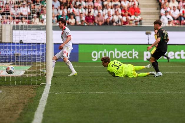 Michael Gregoritsch 38 (FC Augsburg) schiebt zum 3:0 ein, Moritz Nicolas 33 (Borussia Moenchengladbach) ohne Chance, FC Augsburg vs. Borussia Moenchengladbach, Fussball, Maenner, Bundesliga, DFL, Saison 2025 2026, 33. Spieltag, Rueckrunde, 09.05.2026 DFB regulations prohibit any use of photographs as image sequences and or quasi-video Augsburg Bayern Deutschland *** Michael Gregoritsch 38 FC Augsburg pushes in for 3 0, Moritz Nicolas 33 Borussia Moenchengladbach without a chance, FC Augsburg vs Borussia Moenchengladbach, Football, Men, Bundesliga, DFL, Saison 2025 2026, 33 Spieltag, Rueckrunde, 09 05 2026 DFB regulations prohibit any use of photographs as image sequences and or quasi video Augsburg Bayern Germany Copyright: xkolbert-press MartinxAgüerax