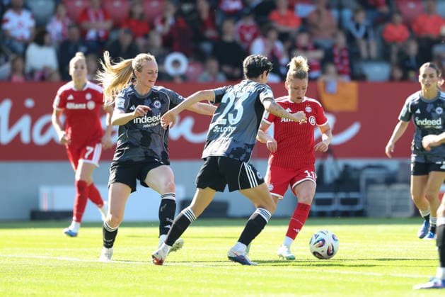 Linda Dallmann FC Bayern Muenchen, 10 with ball with Sara Doorsoun Eintracht Frankfurt, 23 and Amanda Ilestedt Eintracht Frankfurt, 13 , GER, FC Bayern Muenchen vs Eintracht Frankfurt, Football, Google Pixel Womens Bundesliga, 25 Matchday, Season 2025 2026, 09 05 2026, DFL DFB REGULATIONS PROHIBIT ANY USE OF PHOTOGRAPHS as IMAGE SEQUENCES and or QUASI VIDEO, GER, FC Bayern Muenchen vs Eintracht Frankfurt, Football, Google Pixel Womens Bundesliga, 25 Matchday, Season 2025 2026, 09 05 2026 Muenchen Copyright: xEibner-Pressefoto JennixMaulx EP_JML