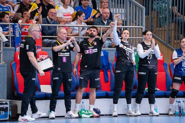 HSG Blomberg Lippe GER vs Thueringer HC GER Handball, 1 Handball Bundesliga Women, Semifinal, Match 3, 9 5 2026, Season 2025 2026, Blomberg Schaho Aziz HSG Blomberg Lippe, Physiotherapist cheers after a parade Blomberg Sporthalle an der Ulmenallee Germany