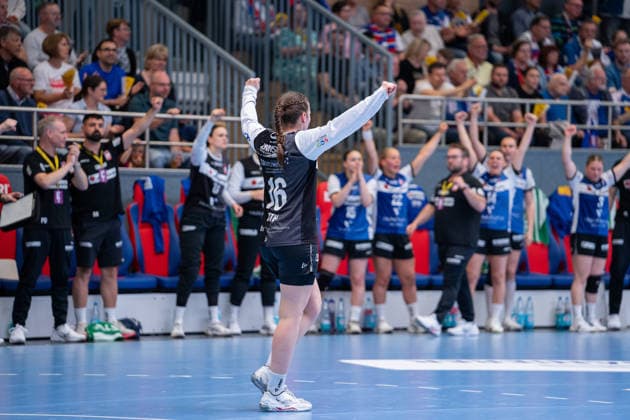 HSG Blomberg Lippe GER vs Thueringer HC GER Handball, 1 Handball Bundesliga Women, Semifinal, Game 3, 9 5 2026, Season 2025 2026, Blomberg Melanie Veith HSG Blomberg Lippe, 16 cheers after a parade Blomberg Sporthalle an der Ulmenallee Germany
